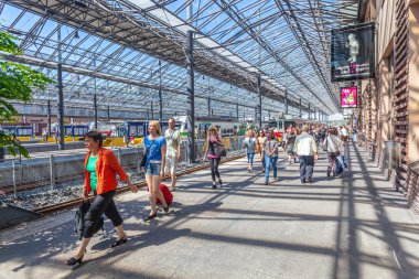 Helsinki, Finlandiya - 28 Haziran 2013: kalabalık platform