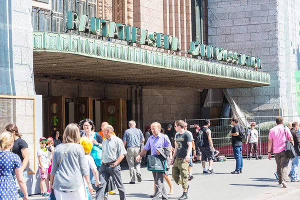 Helsinki, finland - 28 juni 2013: mensen in helsinki — Stockfoto