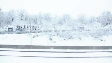 tren ile görülen karla kaplı kırsal