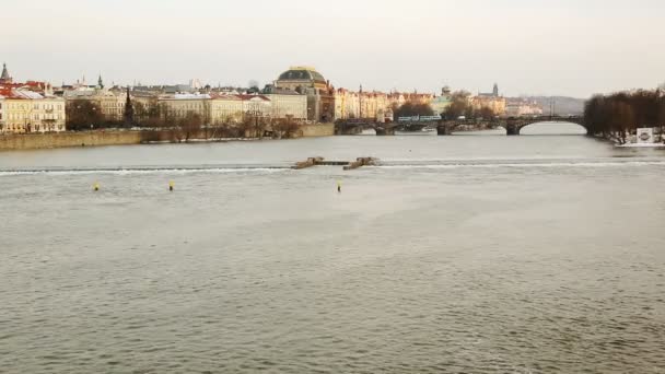 Prag mit Karlsbrücke — Stockvideo