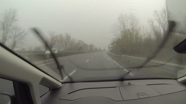 Condução à chuva — Vídeo de Stock