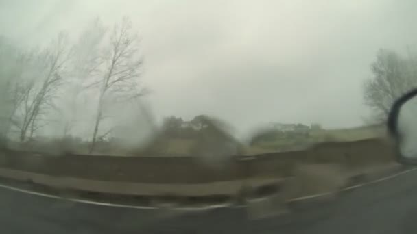 Yağmurda araba kullanırken — Stok video