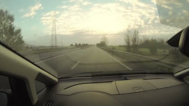 Rijden in de snelweg bij zonsondergang — Stockvideo