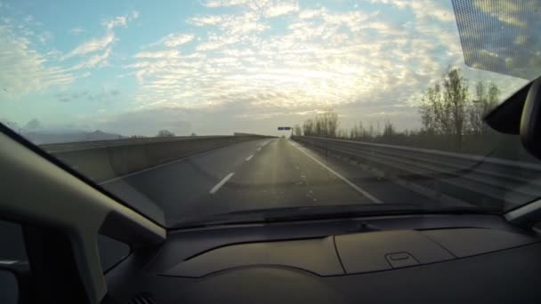 Езда по шоссе на закате — стоковое видео