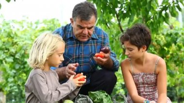çocuk ve hasat sebzeler ile yetişkin çiftçi