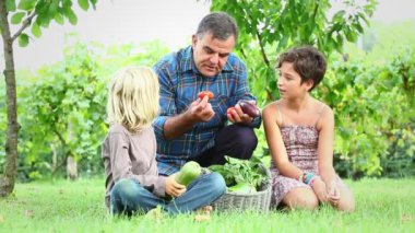 çocuk ve hasat sebzeler ile yetişkin çiftçi