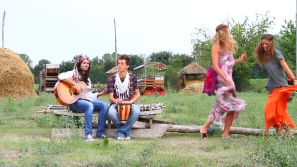 Hippie groep afspelen van muziek en dansen buiten — Stockvideo