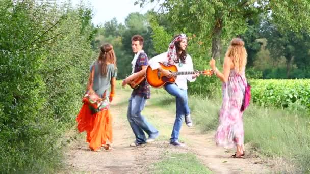 Hippie grupo jugando música y bailando fuera — Vídeo de stock
