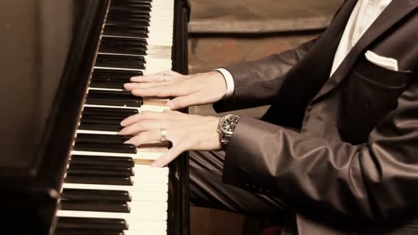 Uomo che suona il pianoforte — Video Stock