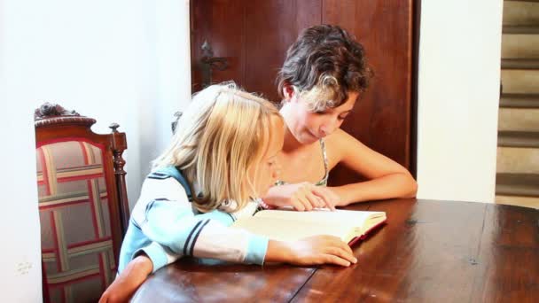 Casal de crianças lendo um livro — Vídeo de Stock