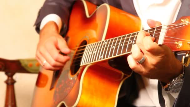 Hombre tocando la guitarra — Vídeos de Stock