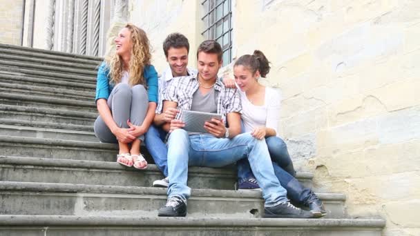 Grupo de amigos con Tablet PC — Vídeo de stock