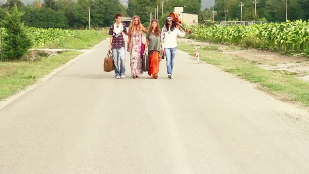Hippie skupina chůzi na cestě krajinou — Stock video