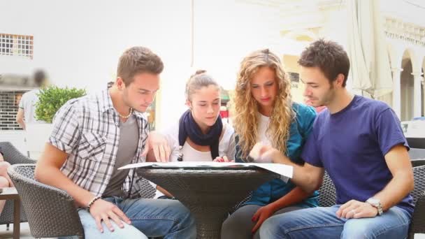 Gruppo di Turisti Guardando Mappa — Video Stock