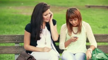 iki genç kadın ile hareket eden telefon