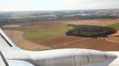 gökyüzü bulutlar ve şehir üzerinde uçan