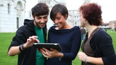Dijital tablet ile arkadaş grubu