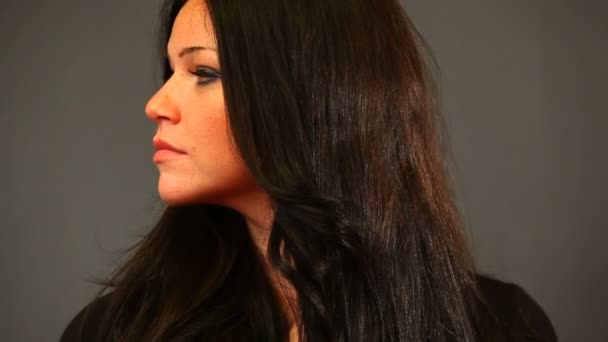 Belle jeune femme souriante et soufflant un baiser 