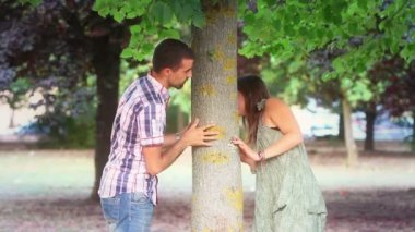 parkta oynayan genç Çift