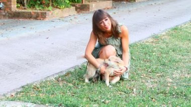 genç kadın bir köpekle oynamayı