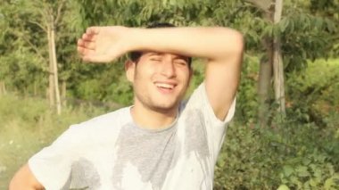 genç adam koşu sonra içme