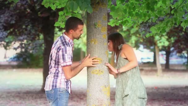 Junges Paar spielt im Park — Stockvideo