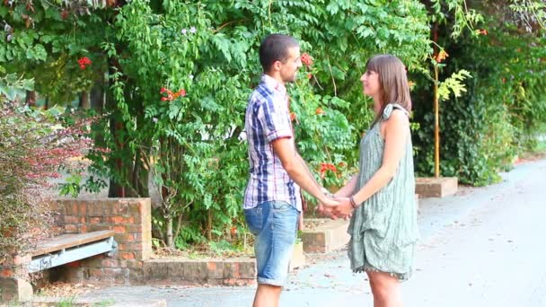 Joven hombre y mujer coqueteando — Vídeos de Stock