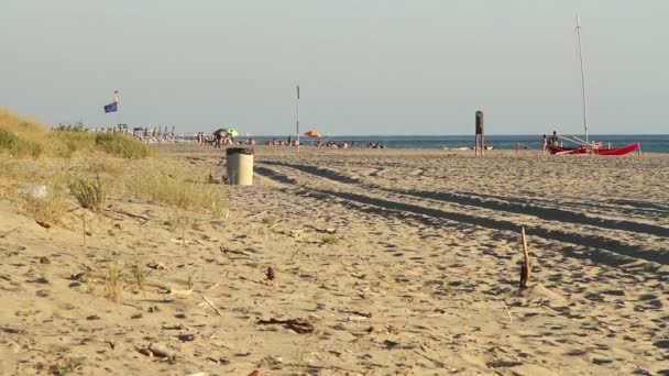 Poucas pessoas no litoral antes do pôr do sol — Vídeo de Stock