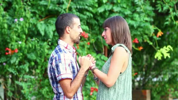 Młody mężczyzna i kobieta flirtuje — Wideo stockowe