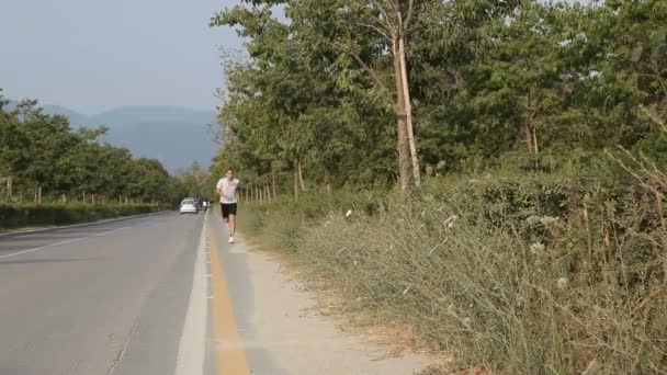 Genç adam koşu — Stok video