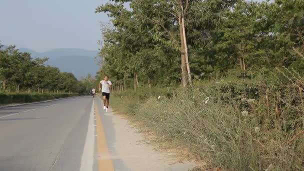 Młody człowiek joggingu — Wideo stockowe