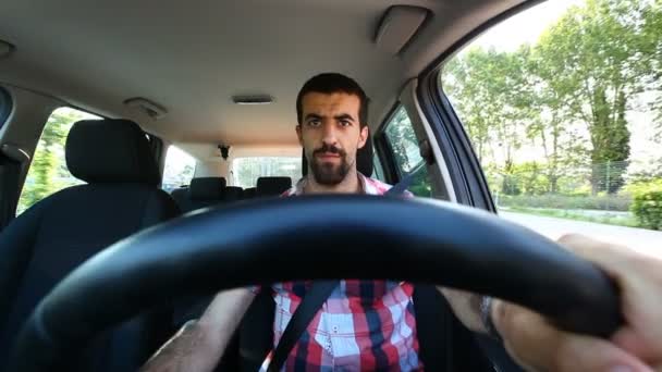 Jeune homme conduisant une voiture — Video