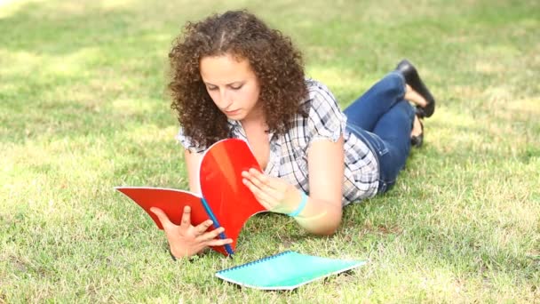 Étudiant au parc — Video