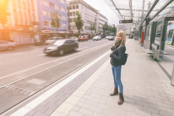 Meisje wachten voor tram — Stockfoto