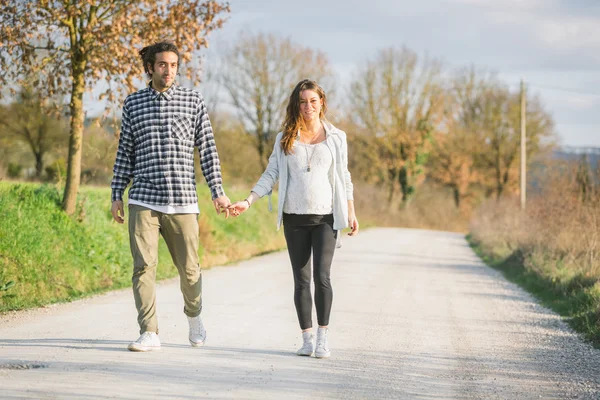 Kobieta z mężem, krótkiego spaceru — Zdjęcie stockowe