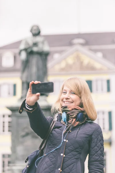 Девушка на главной площади Бонна — стоковое фото