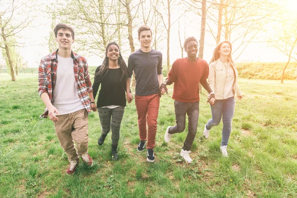 Tieners wandelen in het park — Stockfoto