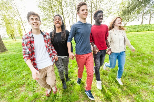 Tonåringar i park — Stockfoto