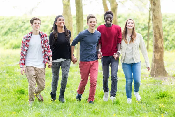 Les adolescents tenant par les mains — Photo