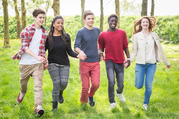 Jugendliche haben Spaß im Park — Stockfoto