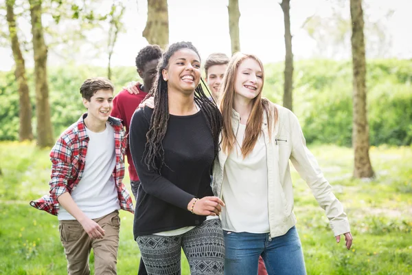 Tieners in park — Stockfoto