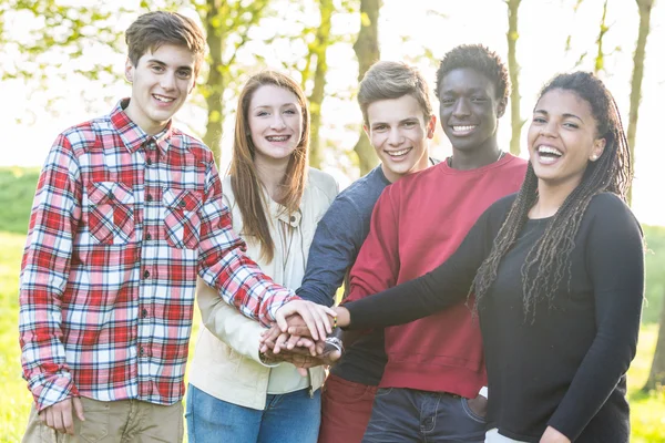 Grupo multiétnico de adolescentes — Foto de Stock