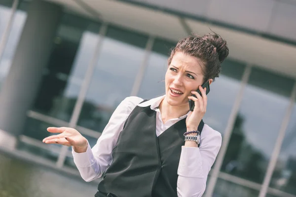 Affärskvinna pratar i mobiltelefon — Stockfoto