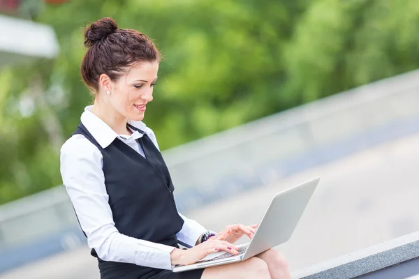 Businesswoman using Computer outdoor — Stock Photo, Image