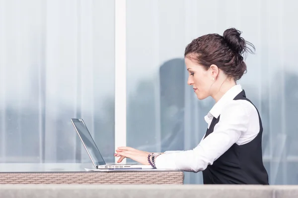 Empresária trabalhando com computador — Fotografia de Stock