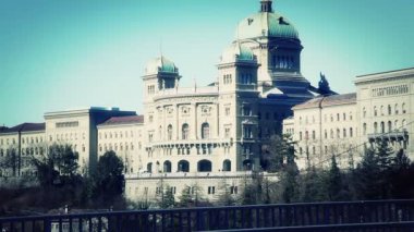 Bern'deki bundeshaus geçen tramvay ile