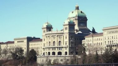 Bern'deki bundeshaus geçen tramvay ile