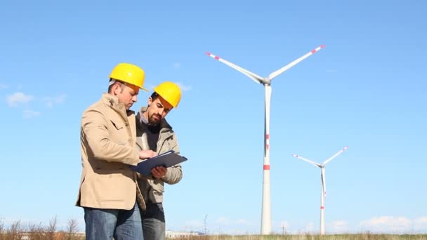 Dos ingenieros trabajando — Vídeos de Stock