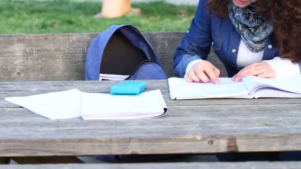 Estudante no parque — Vídeo de Stock