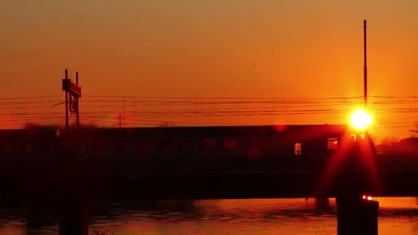 Τρένο περνώντας στο ηλιοβασίλεμα — Αρχείο Βίντεο